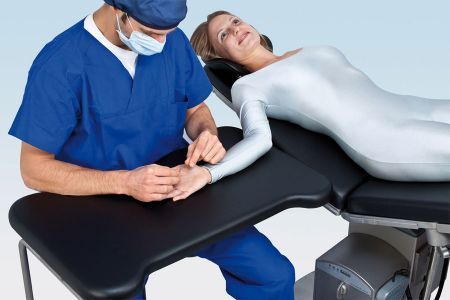 Brumaba Z1.036 - ХИРУРГИЧЕСКИЙ СТОЛИК ДЛЯ РУК С 2 ТЕЛЕСКОПИЧЕСКИМИ СТОЙКАМИ