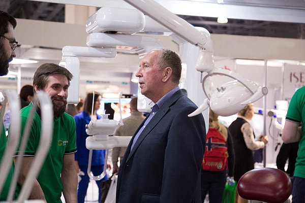 Стенд компании GREEN DENT на выставке Дентал-Ревю 2020-44.jpg