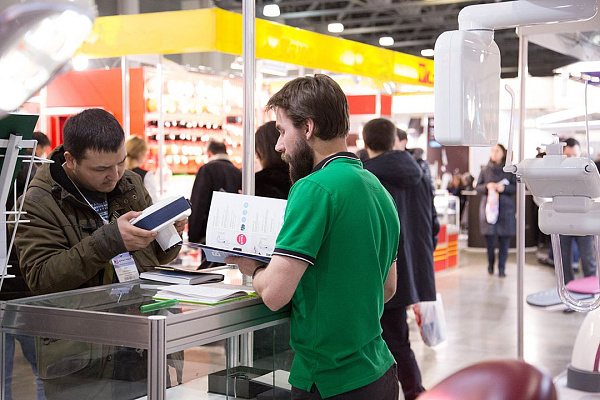Стенд компании GREEN DENT на выставке Дентал-Ревю 2020-54.jpg